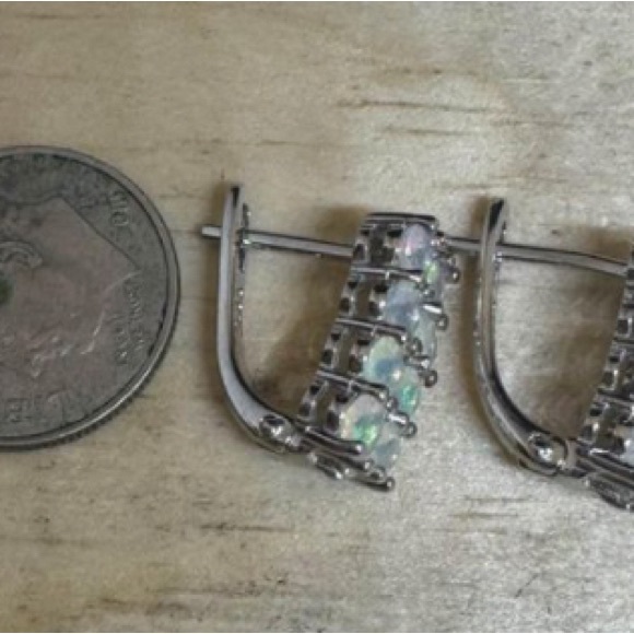 Sterling Silver marked and beautiful double strand Opal pierced Earrings. 1/2 “ - Picture 4 of 5